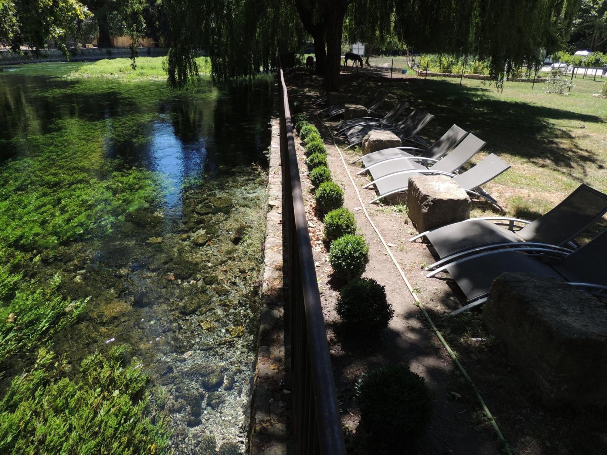 Hotel Restaurant Du Parc En Bord De Riviere Fontaine-de-Vaucluse Buitenkant foto
