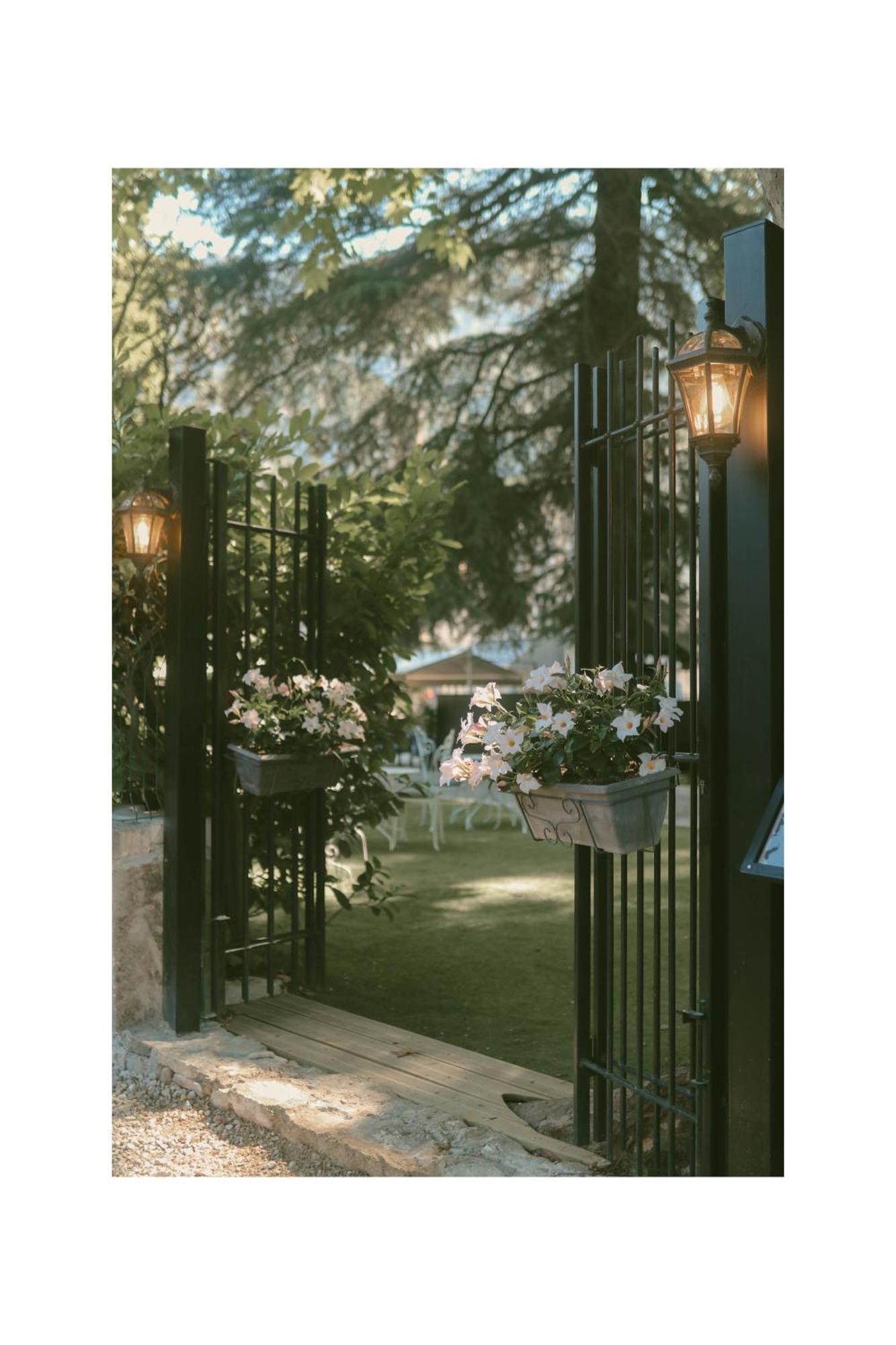 Hotel Restaurant Du Parc En Bord De Riviere Fontaine-de-Vaucluse Buitenkant foto